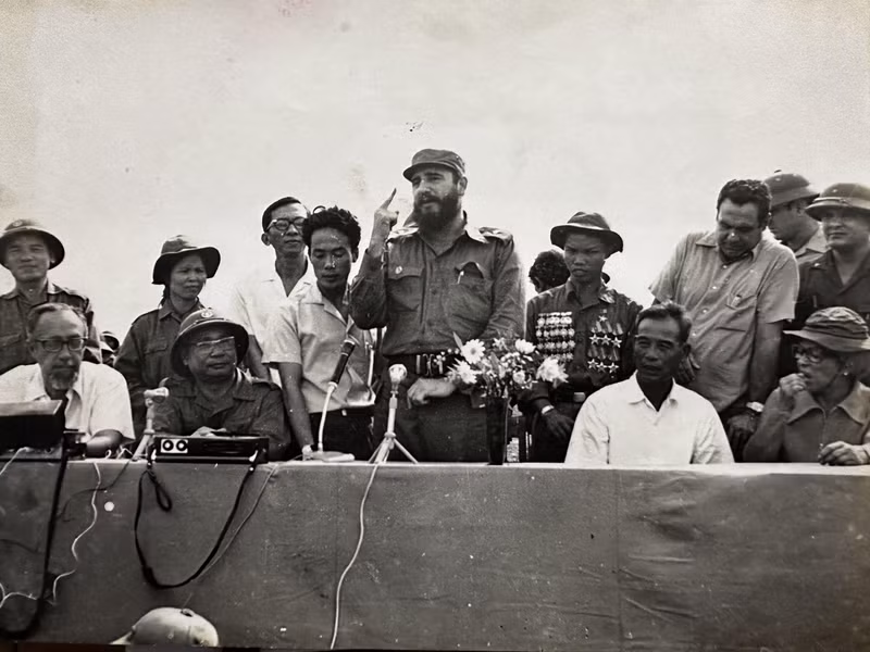 Fidel Castro habla en el mitin efectuado en la mañana del 15 de septiembre de 1973 en la fortaleza 241 de la comuna de Cam Thanh, distrito de Cam Lo, Quang Tri. A su izquierda está Nguyen Xuan Phong, como intérprete. (Fotografía: Cortesía de Nguyen Xuan Phong) Fidel Castro habla en el mitin efectuado en la mañana del 15 de septiembre de 1973 en la fortaleza 241 de la comuna de Cam Thanh, distrito de Cam Lo, Quang Tri. A su izquierda está Nguyen Xuan Phong, como intérprete. (Fotografía: Cortesía de Nguyen Xuan Phong)