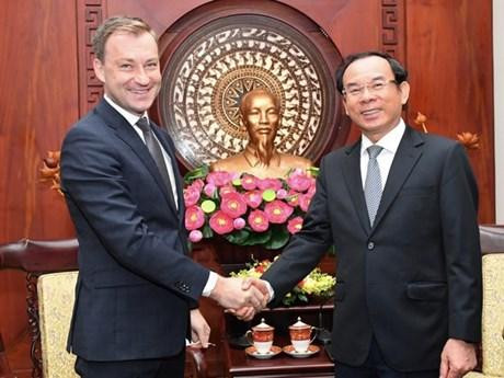 El miembro del Buró Político y secretario del Comité del Partido Comunista de Vietnam en Ciudad Ho Chi Minh, Nguyen Van Nen, y el flamante cónsul general bielorruso en esta metrópolis sureña, Ruslan Varankou. (Fotografía:VNA)