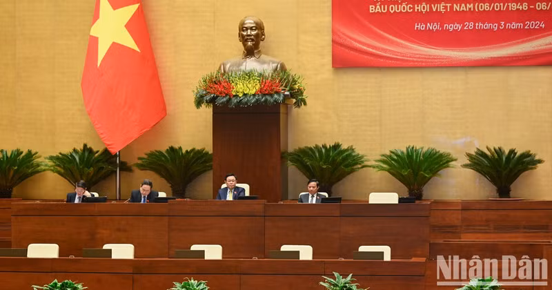 El presidente legislativo Vuong Dinh Hue y los vicepresidentes.