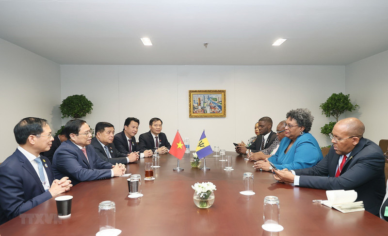 El panorama de la reunión entre el primer ministro vietnamita, Pham Minh Chinh, y su homóloga de Barbados, Mia Mottley. (Fotografía: VNA)
