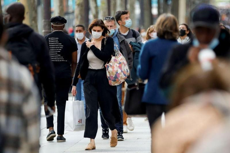 Gente en en la avenida Champs Elysees, Francia, 27 de mayo de 2021. (Fotografía: Reuters)