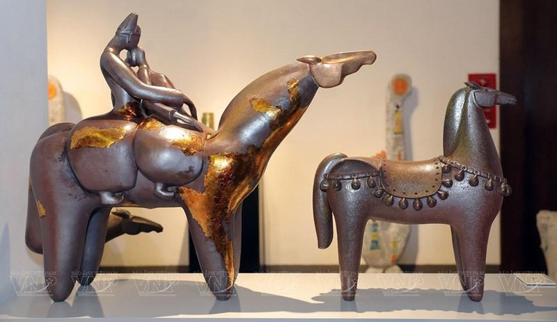 El artista Vu Huu Nhung, del pueblo alfarero de Phu Lang, en la provincia de Bac Ninh, seleccionó el tema de los caballos para la exposición.