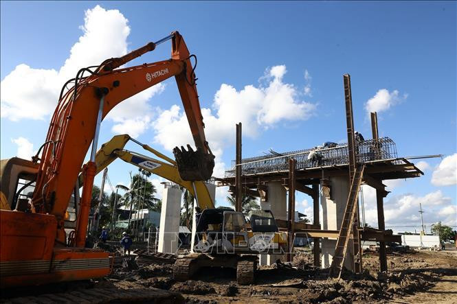 Se construyen el sistema de cimentación y pilares del viaducto en la autopista Can Tho - Ca Mau. (Fotografía: VNA)