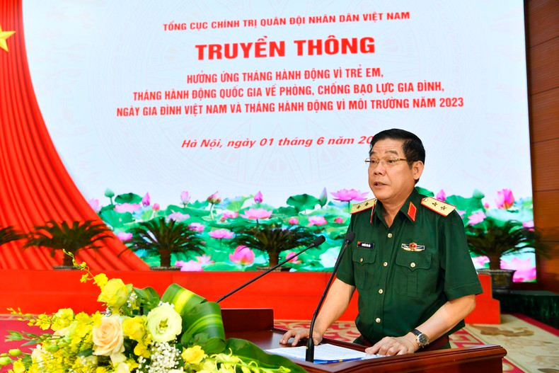 El general de división Nguyen Van Gau, subjefe de la Administración Política y vicepresidente de la Comisión de Populación, Familias y Niños del Ministerio de Defensa, en el evento.