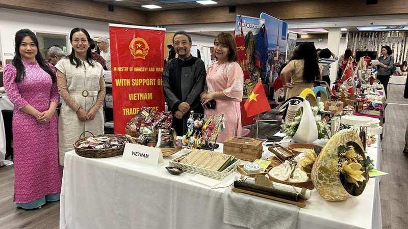 El stand vietnamita en la feria benéfica. (Fotografía: VNA)