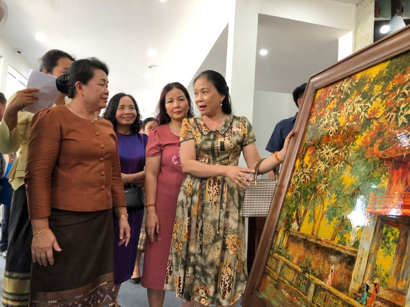 Presentan en Hanói productos artesanales destacados.