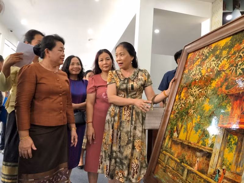 Presentan en Hanói productos artesanales destacados.