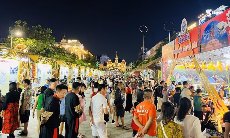 Al final del recorrido nocturno, los visitantes pueden disfrutan de actividades de entretenimiento en la calle peatonal de Nguyen Hue, y cafés únicos en el edificio residencial 42 Nguyen Hue y el parque de Bach Dang.