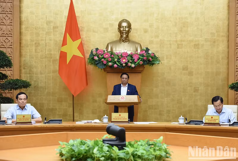 El primer ministro de Vietnam, Pham Minh Chinh, preside la reunión ordinaria de mayo del Gobierno. (Fotografía: Nhan Dan)