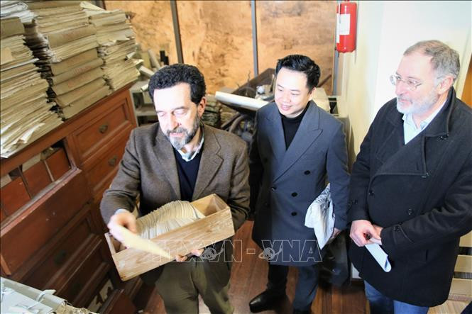 Representantes de la Embajada de Vietnam en Italia visitan la Biblioteca “Ho Chi Minh y Vietnam” en Todi. (Fotografía: VNA)
