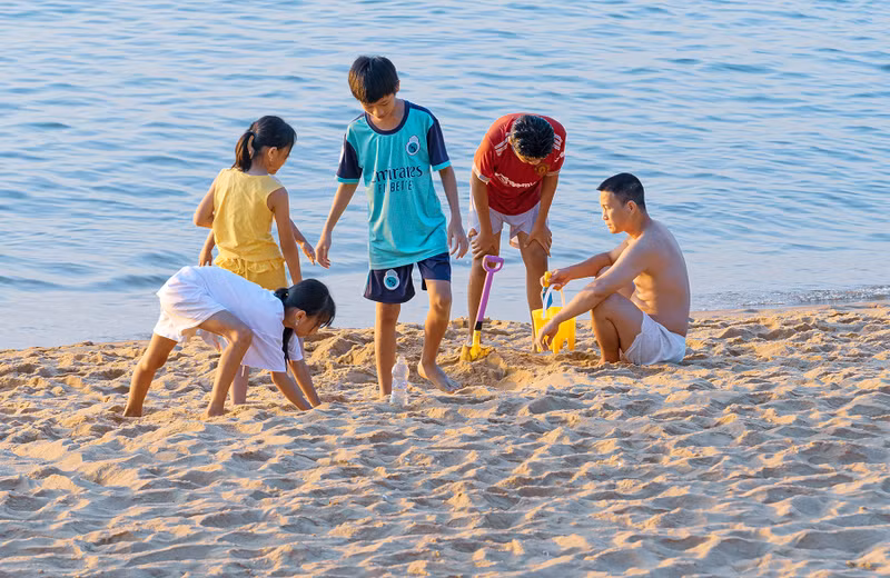 Las actividades en la playa al amanecer atraen tanto a adultos como a niños.