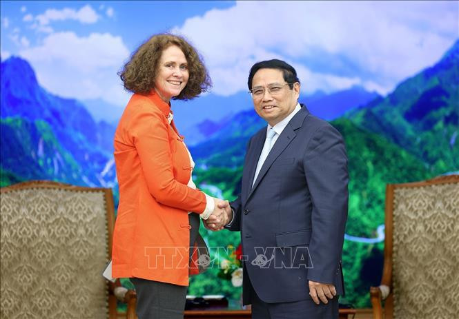 El primer ministro de Vietnam, Pham Minh Chinh y la saliente directora nacional del Banco Mundial (BM) en Vietnam, Carolyn Turk. (Fotografía: VNA)