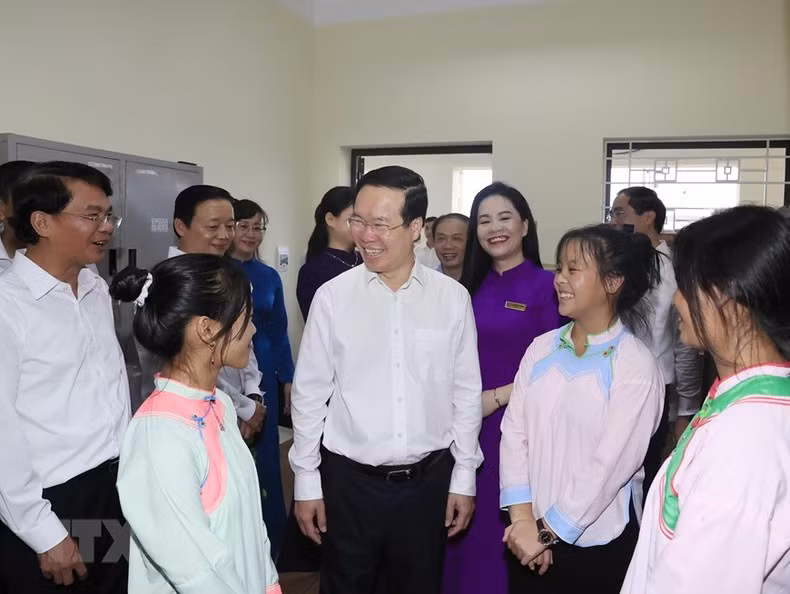 El presidente se reúne con los profesores y estudiantes.