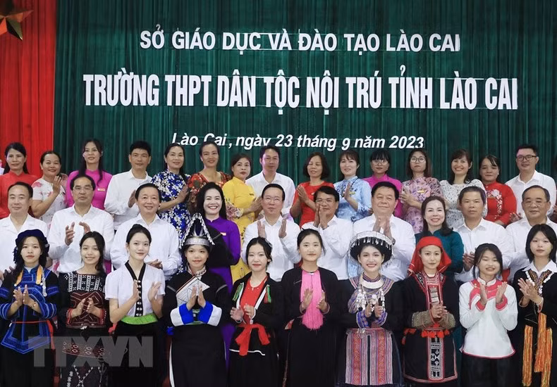 El presidente Vo Van Thuong con los profesores y estudiantes del internado de secundaria para los grupos étnicos.