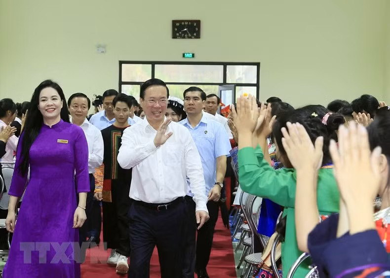 El presidente visita el internado de secundaria para los grupos étnicos en Lao Cai.