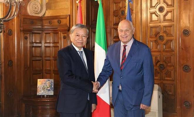 El ministro de Seguridad Pública de Vietnam (izquierda), general To Lam y el ministro de Justicia, Carlo Nordio. (Fotografía: VNA)
