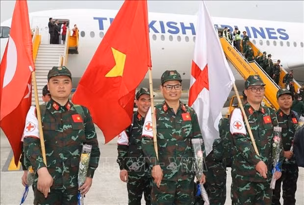 El equipo de rescate del Ejército Popular de Vietnam llega al Aeropuerto Internacional de Noi Bai. (Fotografía: VNA)