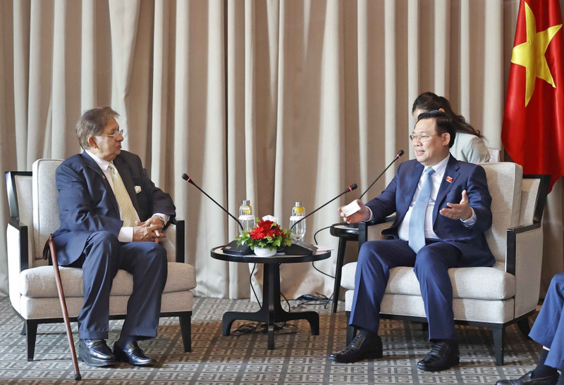 El presidente de la Asamblea Nacional de Vietnam, Vuong Dinh Hue, y el titular de la Asociación de Amistad Daca-Hanói, Shamsher M. Chowdhury. (Fotografía: VNA)
