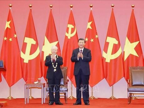 El secretario general del Partido Comunista de Vietnam, Nguyen Phu Trong (izquierda), y el secretario general del Partido Comunista de China y presidente del país, Xi Jinping. (Fotografía: VNA)