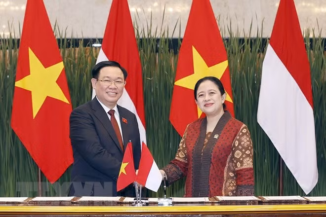 El presidente de la Asamblea Nacional de Vietnam, Vuong Dinh Hue, y la titular del Consejo de Representantes del Pueblo Indonesio, Puan Maharani, firman un memorando de entendimiento para la cooperación entre los dos órganos legislativos.(Fotografía: VNA)