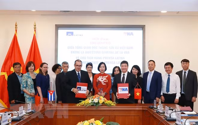 Firma del acuerdo de cooperación entre VNA y PL para imprimir y distribuir las obras de la revista en idioma español. (Fotografía: VNA)