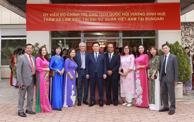 El presidente del Parlamento vietnamita Vuong Dinh Hue en el encuentro con la comunidad vietnamita en Bulgaria. (Fotografía: VNA)