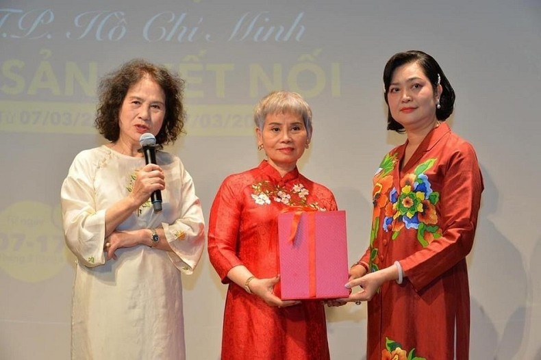 La presidenta del Club de Patrimonio del Ao Dai de Vietnam, Nguyen Thi Thanh Tam, habla en el evento.
