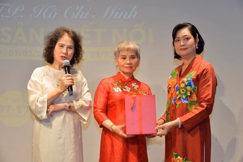 La presidenta del Club de Patrimonio del Ao Dai de Vietnam, Nguyen Thi Thanh Tam, habla en el evento.