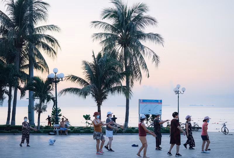 Los turistas participan con los residentes en actividades deportivas como fútbol, voleibol y carreras.