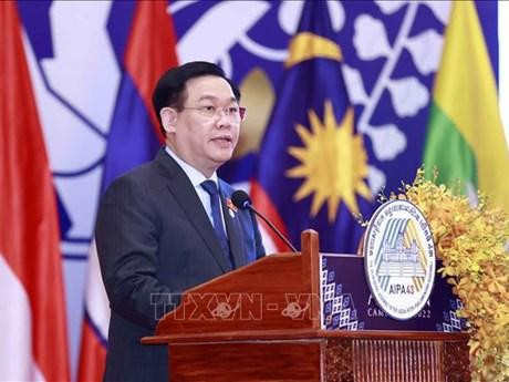 El presidente de la Asamblea Nacional de Vietnam, Vuong Dinh Hue, habla en la sesión plenaria. (Fotografía: VNA)
