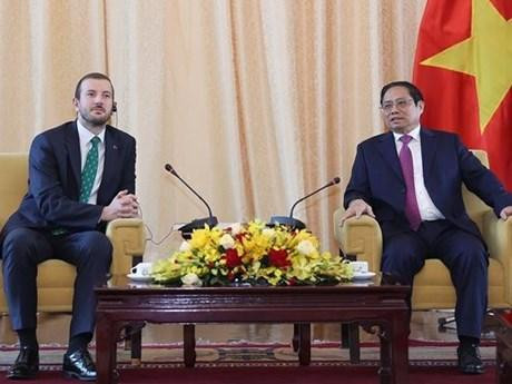 El primer ministro vietnamita, Pham Minh Chinh, recibió al Alto Comisario Europeo de Medio Ambiente, Océanos y Pesca, Virginijus Sinkevičius. (Fotografía: VNA)