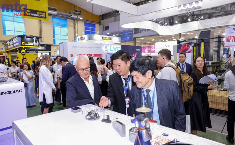 Visitantes en la Exposición Internacional de Ingeniería de Precisión, Herramientas de Máquinas y Metalurgia en 2023. (Fotograf´´ia: VNA)