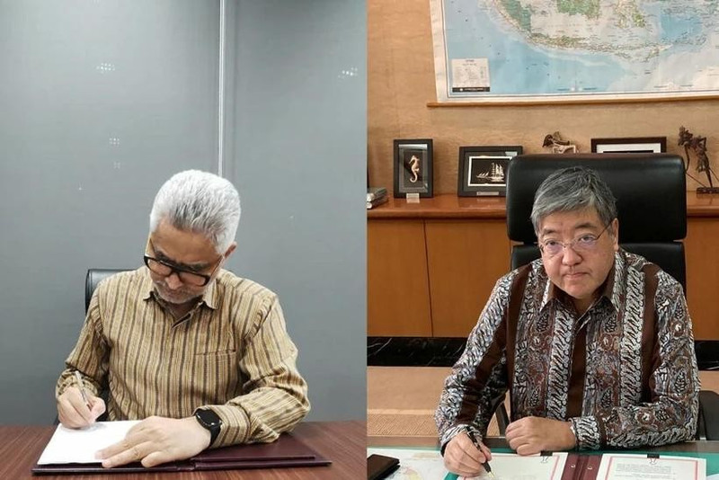 El Director General para Asia Pacífico y África del Ministerio de Asuntos Exteriores de Indonesia, Abdul Kadir Jailani (derecha), y el Embajador de Japón en Indonesia, Masaki Yasushi (derecha), firman el Canje de Notas sobre la provisión de préstamo para el proyecto la segunda línea ferroviaria de alta velocidad en Yakarta, Indonesia. (Fotografía: ANTARA)