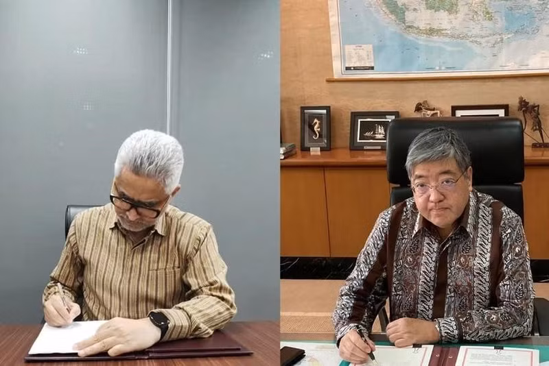 El Director General para Asia Pacífico y África del Ministerio de Asuntos Exteriores de Indonesia, Abdul Kadir Jailani (derecha), y el Embajador de Japón en Indonesia, Masaki Yasushi (derecha), firman el Canje de Notas sobre la provisión de préstamo para el proyecto la segunda línea ferroviaria de alta velocidad en Yakarta, Indonesia. (Fotografía: ANTARA)