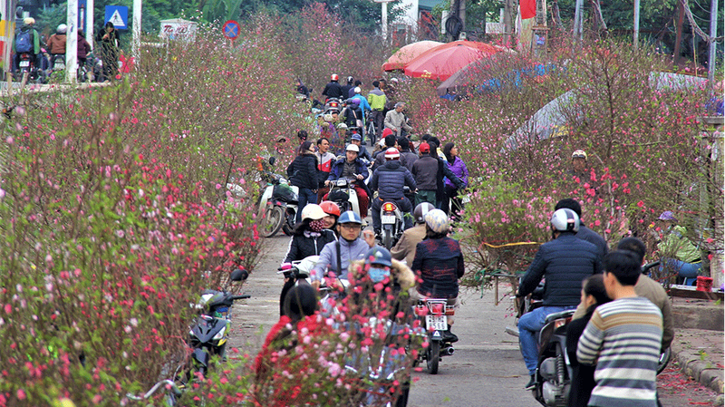 El mercado del Tet es también una oportunidad para recordar a las generaciones jóvenes acerca de las tradiciones culturales. (Fotografía: hanoimoi.vn)