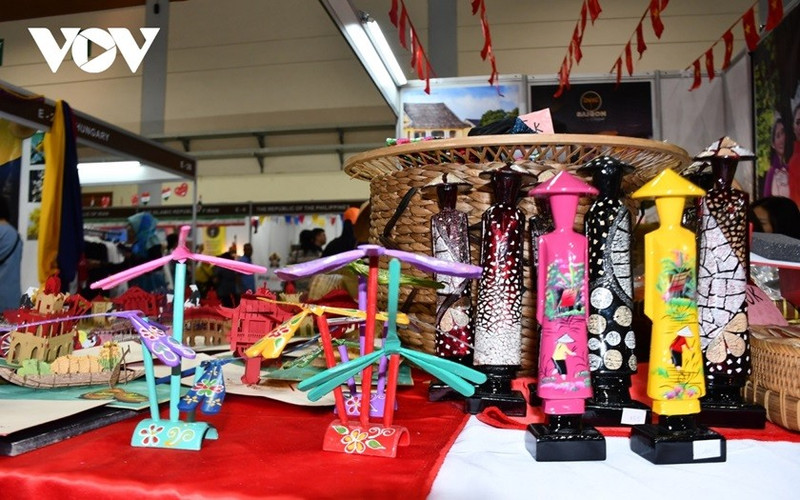Productos presentados en el puesto de Vietnam.