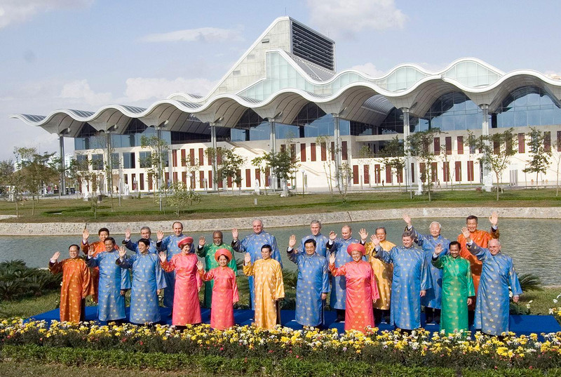 El presidente Nguyen Minh Triet con los líderes en el traje tradicional Ao Dai de Vietnam en la Reunión del APEC en Hanói en 2006. (Foto: apec.org)