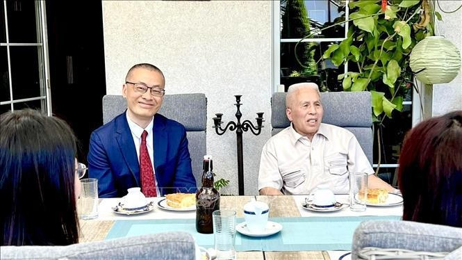 El embajador de Vietnam en Alemania, Vu Quang Minh (izquierda), y Le Duc Duong, quien se reunió dos veces con el Presidente Ho Chi Minh. (Fotografía: VNA)