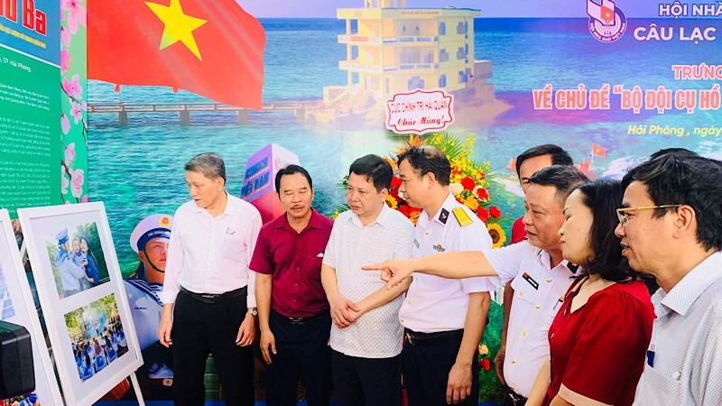 Efectúan en ciudad de Hai Phong exposición fotográfica sobre soldados Ho Chi Minh.