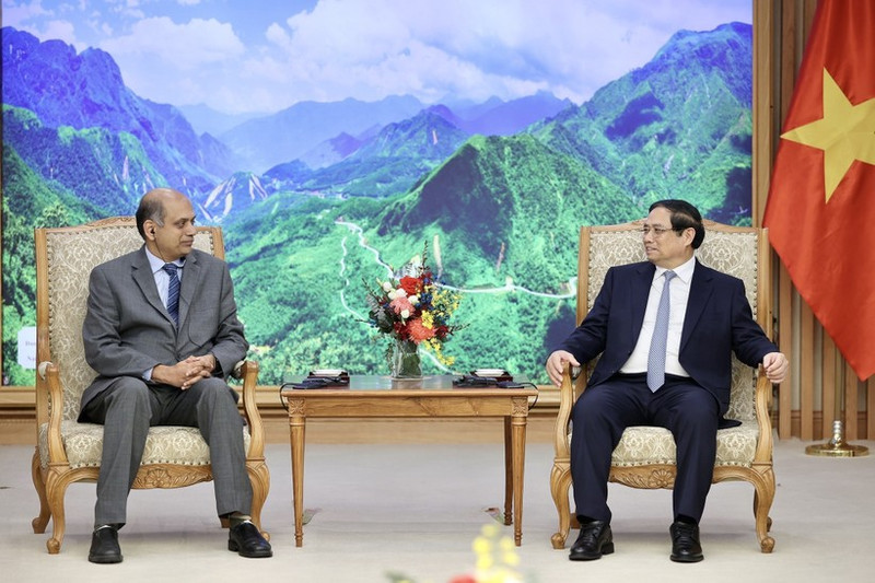 El primer ministro de Vietnam, Pham Minh Chinh, recibe a Karthik Rammohan, vicepresidente de Operaciones Globales del grupo Lam Research. (Fotografía: Nhan Dan)