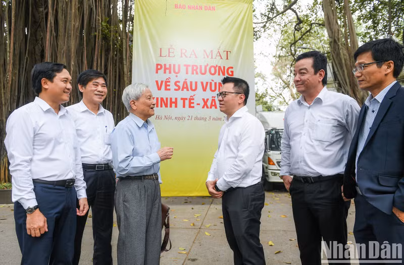 [Foto] Periódico Nhan Dan lanza subpágina sobre seis regiones socioeconómicas ảnh 8