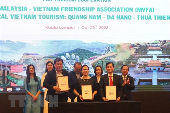 Representantes vietnamitas y malayos firman un memorando de entendimiento sobre cooperación en comunicación y promoción turística. (Fotografía: VNA)