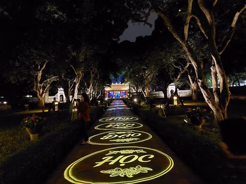 El espacio de reliquia del Templo de la Literatura brilla por la noche.