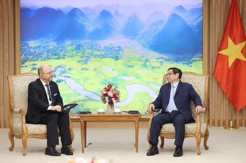 El primer ministro de Vietnam, Pham Minh Chinh, y el embajador suizo en Hanói, Thomas Gass. (Fotografía: VNA)