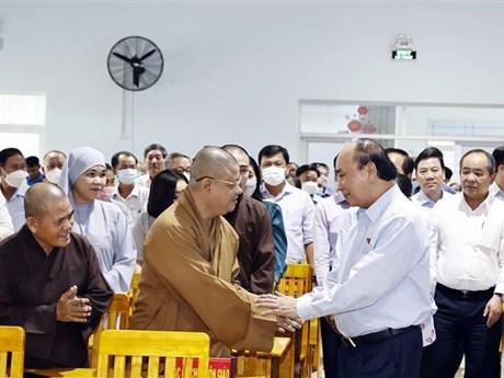 El presidente de Vietnam, Nguyen Xuan Phuc, junto con el grupo de diputados de Ciudad Ho Chi Minh, se reunió con votantes. (Fotografía: VNA)