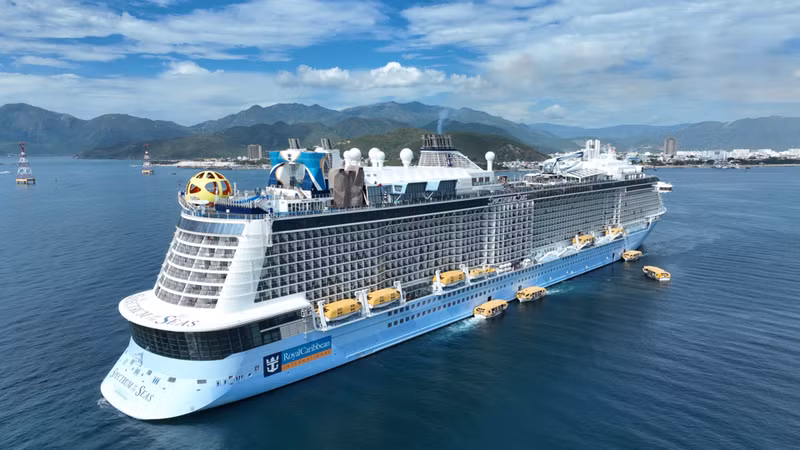 El crucero Spectrum of the Seas llega a Khanh Hoa.