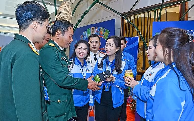 Presentación de productos locales a los delegados. Presentación de productos locales a los delegados.