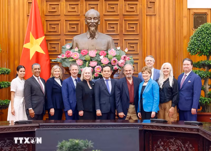 El viceprimer ministro vietnamita Tran Luu Quang y congresistas estadounidenses (Foto: VNA)