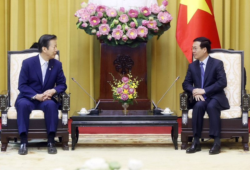 El presidente de Vietnam, Vo Van Thuong (derecha), conversa con el titular del partido japonés Komeito, Yamaguchi Natsuo. (Fotografía: VNA)