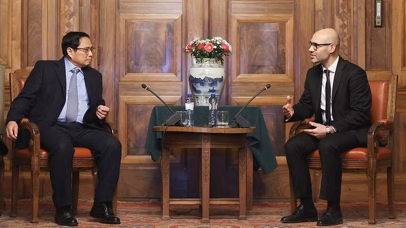 El primer ministro vietnamita, Pham Minh Chinh, y el secretario general de la Corte Permanente de Arbitraje, Marcin Czepelak. (Fotografía: Nhan Dan)